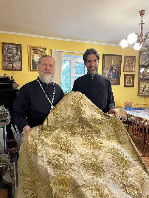 Настоятель храма Владимирской иконы Божией Матери в Виноградове передал в церковные музеи старинные облачения
