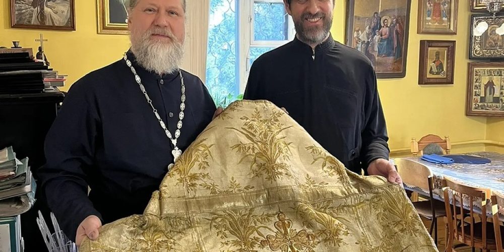 Настоятель храма Владимирской иконы Божией Матери в Виноградове передал в церковные музеи старинные облачения