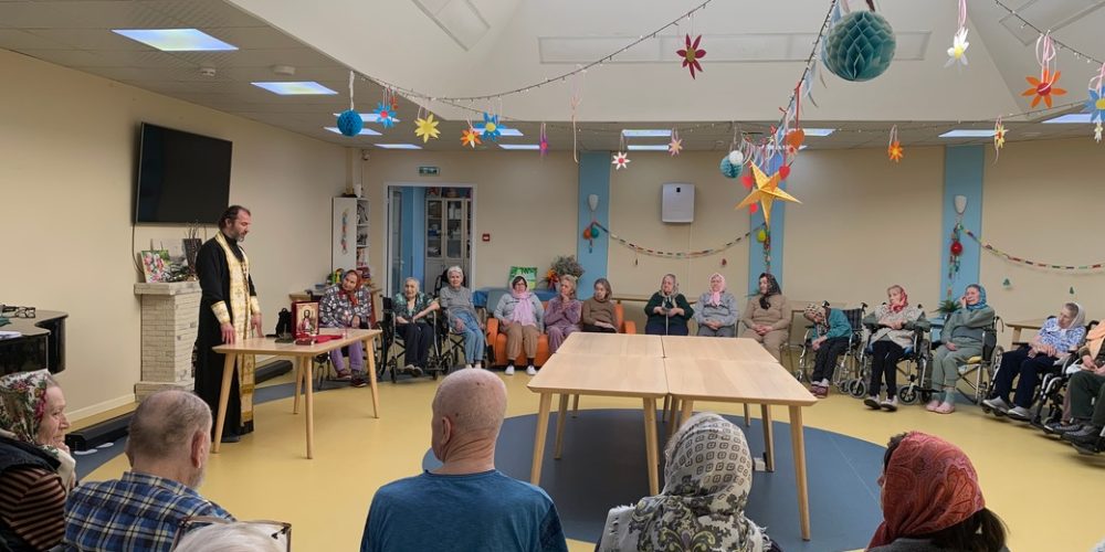 Сотрудники приходского миссионерского отдела храма преподобного Сергия Радонежского в Бибиреве посетили пансионат для пожилых людей «Опека»