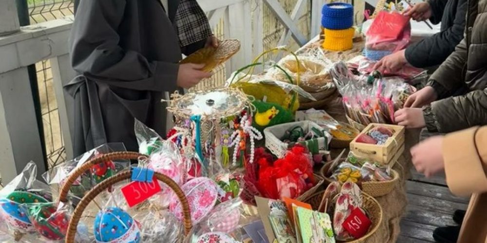 В храме иконы Божией Матери «Отрада и Утешение» в Ярославском прошла благотворительная пасхальная ярмарка