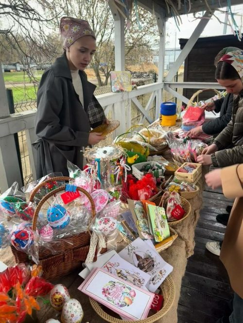 В храме иконы Божией Матери «Отрада и Утешение» в Ярославском прошла благотворительная пасхальная ярмарка