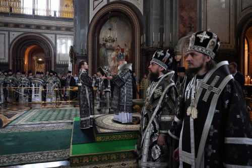 Митрополит Арсений сослужил Святейшему Патриарху Кириллу за последней в этом году Литургией Преждеосвященных Даров в Храме Христа Спасителя