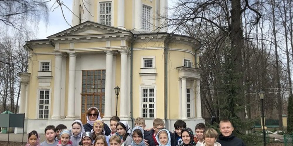 В храме Владимирской иконы Божией Матери в Виноградове прошла экскурсия для учеников 4 класса школы №709