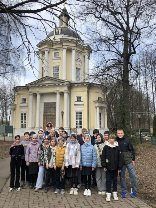 В храме Владимирской иконы Божией Матери в Виноградове прошла экскурсия для учеников 4 класса школы №709
