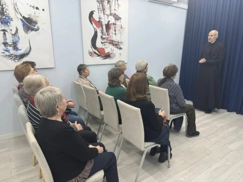 Катехизатор храма преподобного Серафима Саровского в Раеве провел лекцию для участников программы «Московское долголетие»