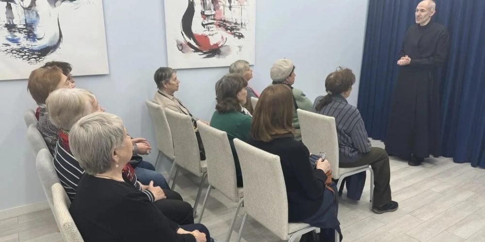 Катехизатор храма преподобного Серафима Саровского в Раеве провел лекцию для участников программы «Московское долголетие»