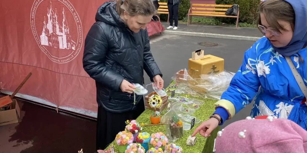 На приходе храма Живоначальной Троицы в Останкине состоялась традиционная благотворительная ярмарка «Подарок к Пасхе»