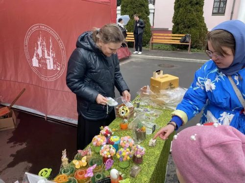 На приходе храма Живоначальной Троицы в Останкине состоялась традиционная благотворительная ярмарка «Подарок к Пасхе»