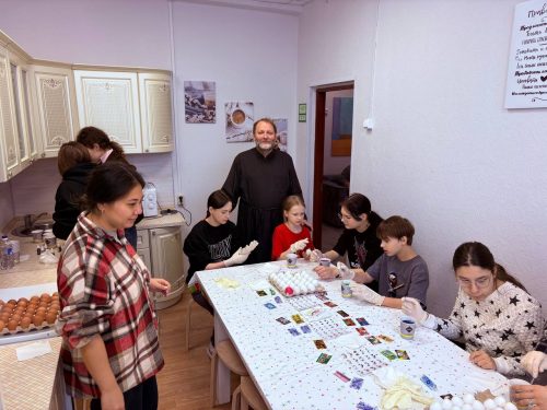 Молодежь храма Живоначальной Троицы в Останкино навестили воспитанников ЦССВ «Алые паруса» и помогли им подготовиться к Пасхе