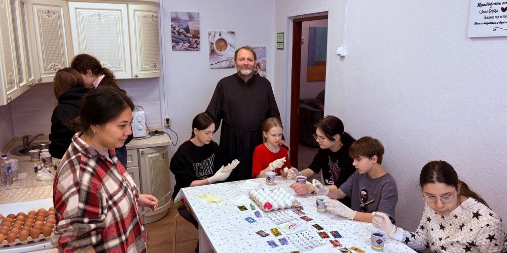 Молодежь храма Живоначальной Троицы в Останкино навестили воспитанников ЦССВ «Алые паруса» и помогли им подготовиться к Пасхе