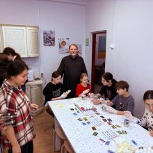 Молодежь храма Живоначальной Троицы в Останкино навестили воспитанников ЦССВ «Алые паруса» и помогли им подготовиться к Пасхе