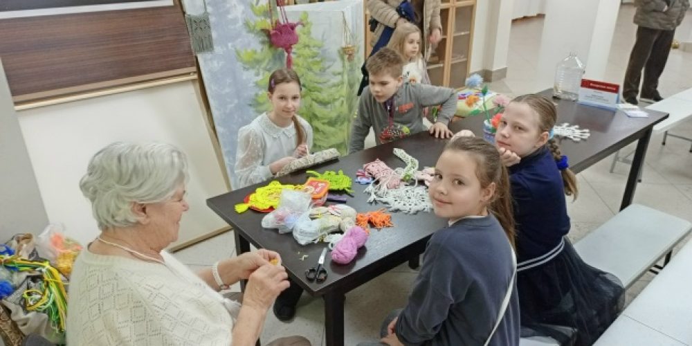 В храме святых равноапостольных Мефодия и Кирилла в Ростокине прошли детские мастер-классы накануне Пасхи Христовой