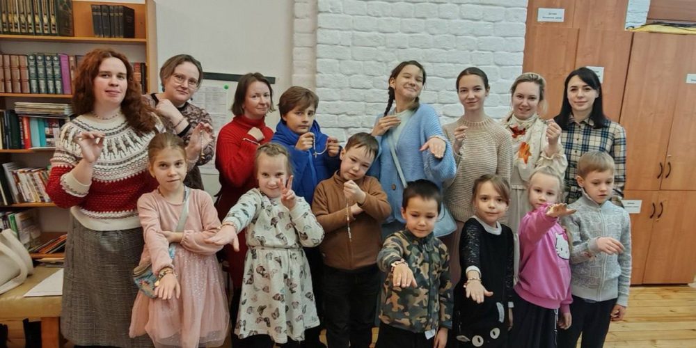 Для воспитанников духовного центра при храме Тихвинской иконы Божией Матери состоялся мастер-класс по созданию Рождественского браслета