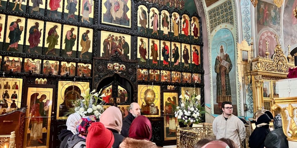 Клирик храма святых мучеников Адриана и Наталии в Бабушкине провёл экскурсии по храму для студентов института Славянской культуры