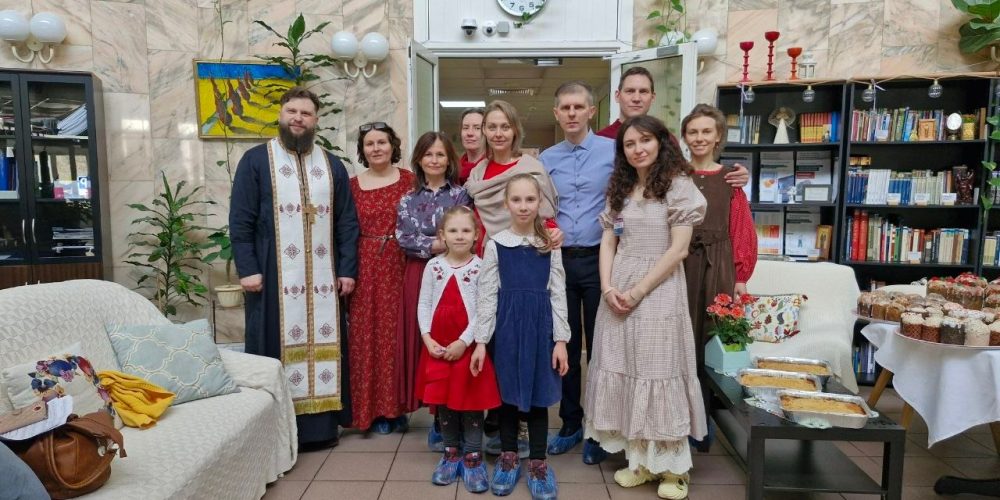 Настоятель и прихожане храма Ризоположения в Леонове поздравили с Пасхой пациентов хосписа «Ростокино»