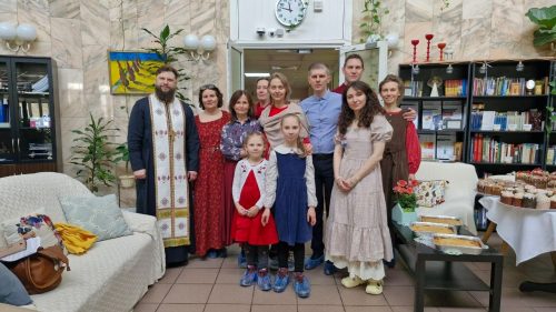 Настоятель и прихожане храма Ризоположения в Леонове поздравили с Пасхой пациентов хосписа «Ростокино»