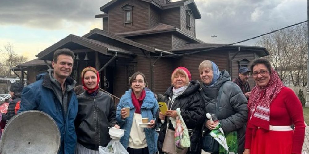 В храме иконы Божией Матери «Отрада и Утешение» в Ярославском торжественно встретили Пасху