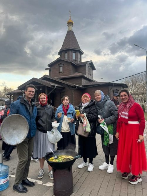 В храме иконы Божией Матери «Отрада и Утешение» в Ярославском торжественно встретили Пасху
