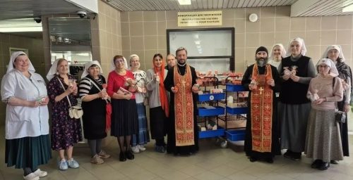 Клирики храмов викариатства посетили Госпиталь для ветеранов войн №3 с Пасхальным поздравлением