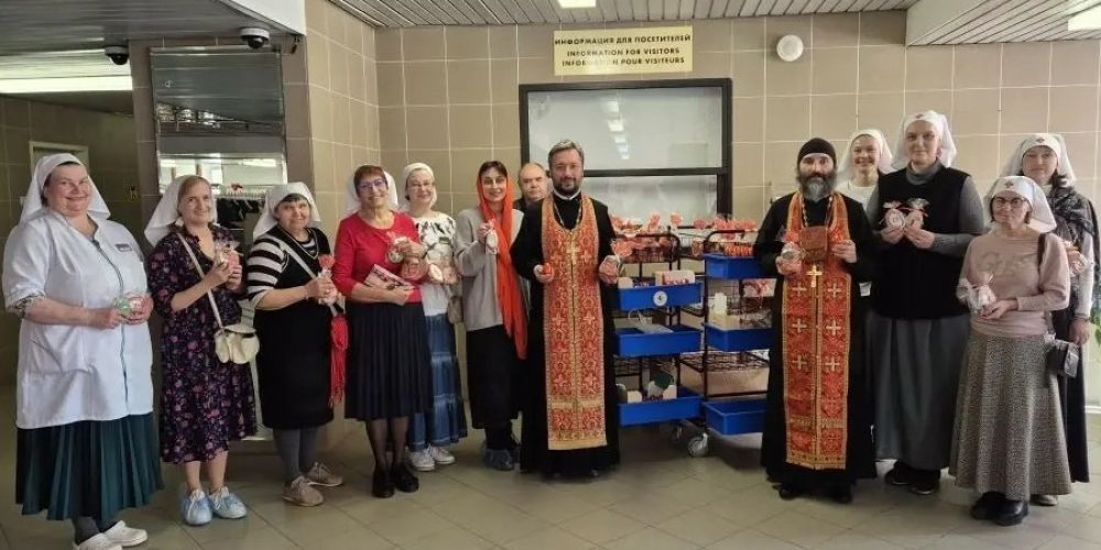 Клирики храмов викариатства посетили Госпиталь для ветеранов войн №3 с Пасхальным поздравлением
