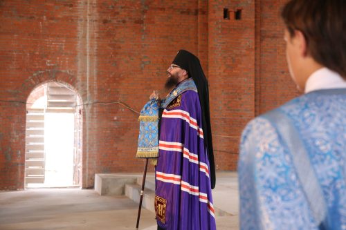 Архиепископ Егорьевский Матфей совершил молебен в строящемся храме Успения Божией Матери в Останкино