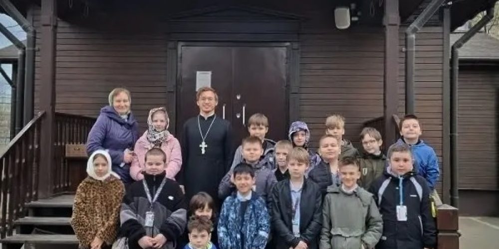 Клирик храма иконы Божией Матери «Отрада и Утешение» в Ярославском познакомил школьников с храмом