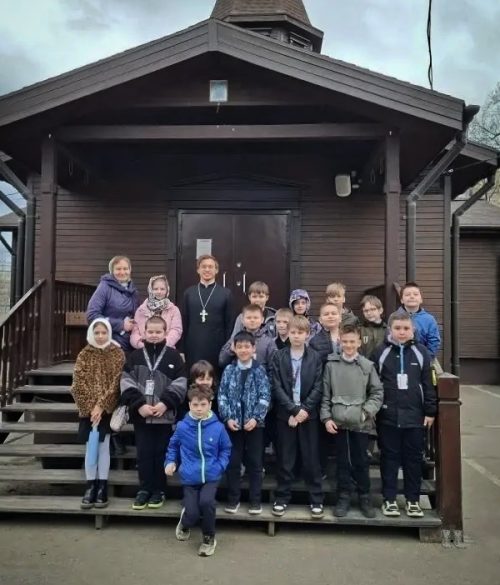 Клирик храма иконы Божией Матери «Отрада и Утешение» в Ярославском познакомил школьников с храмом