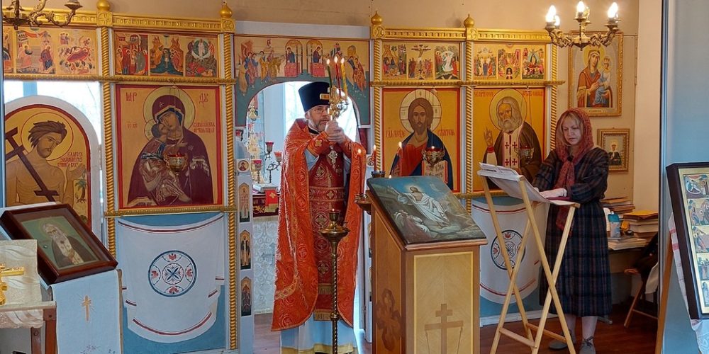 Клирик храма святых мучеников Адриана и Наталии в Бабушкине совершил Литургию в домовом храме Института Славянской культуры