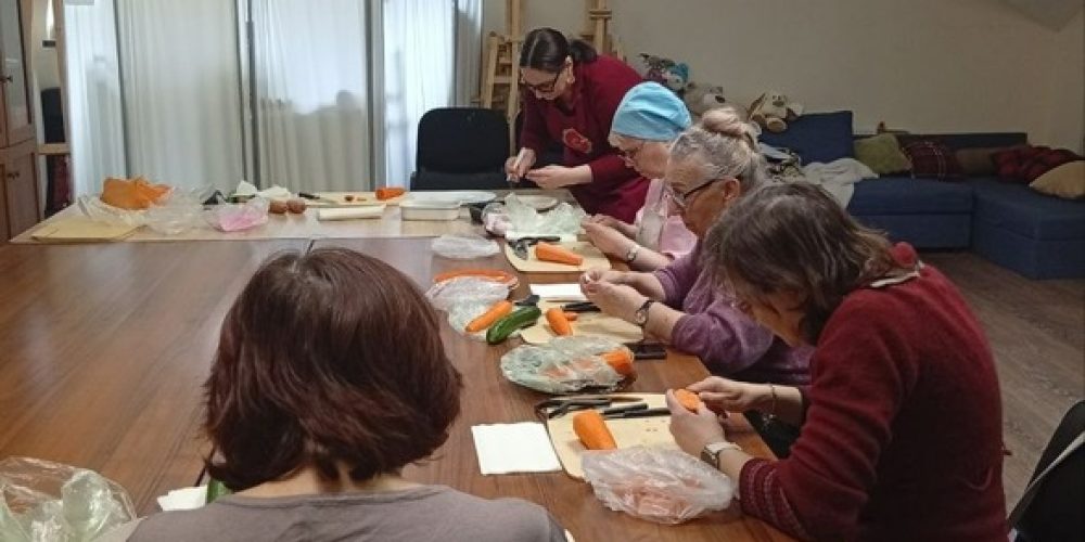 В храме иконы Божией Матери «Неопалимая Купина» в Отрадном начались занятия по карвингу в рамках проекта «Московское долголетие»