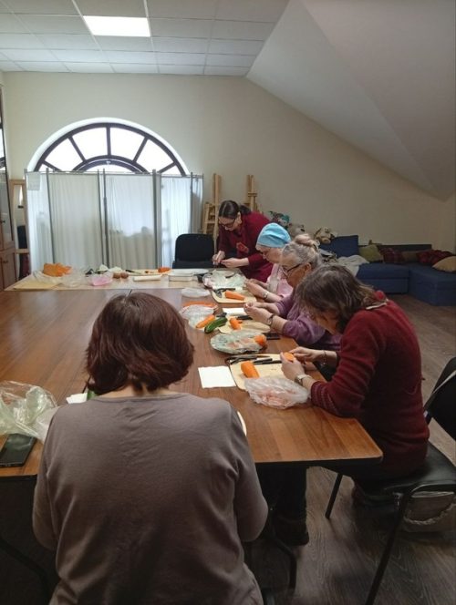 В храме иконы Божией Матери «Неопалимая Купина» в Отрадном начались занятия по карвингу в рамках проекта «Московское долголетие»