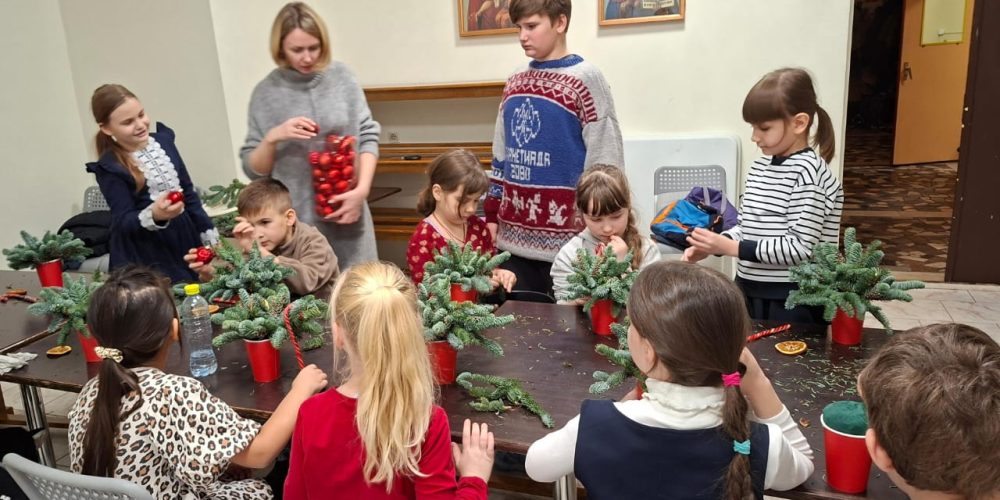 Детский флористический мастер-класс прошел в храме святителя Николая Мирликийского, Патриаршего подворья в Отрадном