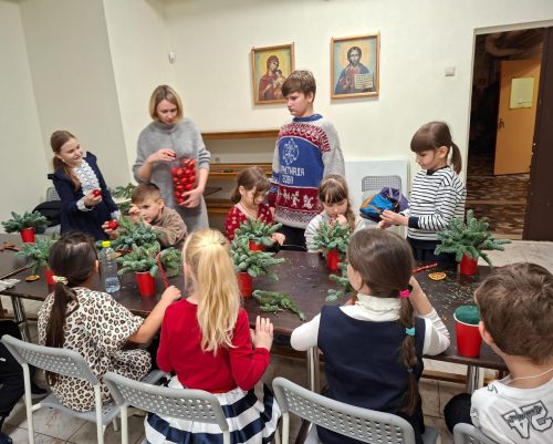Детский флористический мастер-класс прошел в храме святителя Николая Мирликийского, Патриаршего подворья в Отрадном