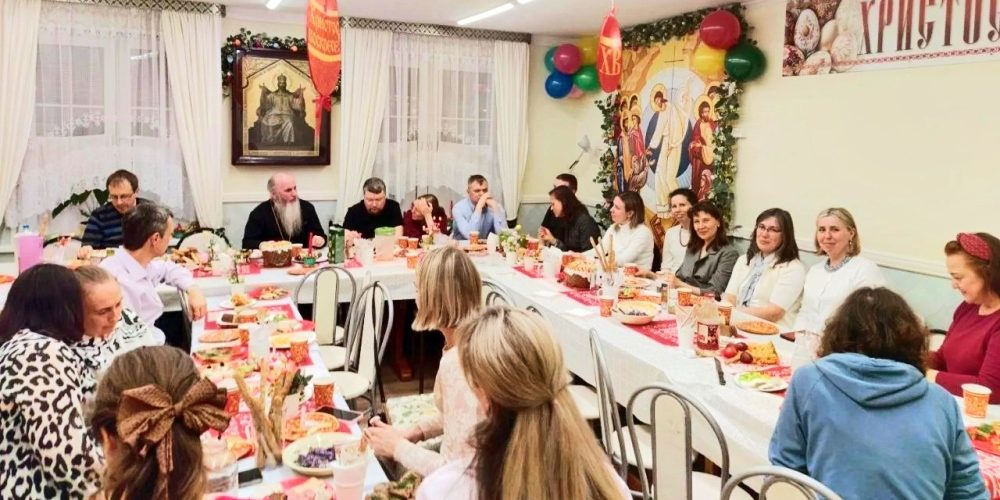 В храме святых мучеников Адриана и Наталии в Бабушкине «Семейный клуб» встретился за пасхальным чаепитием