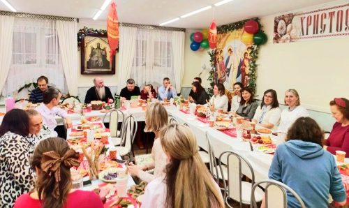 В храме святых мучеников Адриана и Наталии в Бабушкине «Семейный клуб» встретился за пасхальным чаепитием