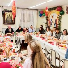 В храме святых мучеников Адриана и Наталии в Бабушкине «Семейный клуб» встретился за пасхальным чаепитием