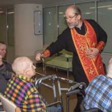 Клирик храма святых мучеников Адриана и Наталии в Бабушкине поздравил проживающих в социальном доме «Ярославский» с Пасхой