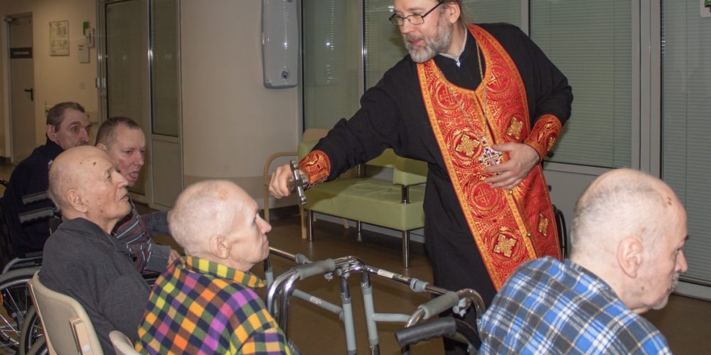 Клирик храма святых мучеников Адриана и Наталии в Бабушкине поздравил проживающих в социальном доме «Ярославский» с Пасхой