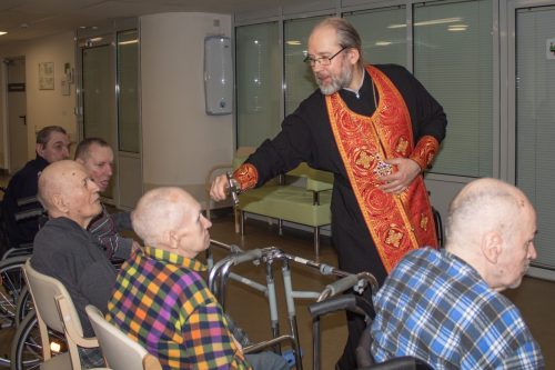 Клирик храма святых мучеников Адриана и Наталии в Бабушкине поздравил проживающих в социальном доме «Ярославский» с Пасхой