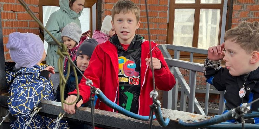 Воспитанники воскресной школы храма Успения Пресвятой Богородицы в Останкине познакомились с колокольней храма