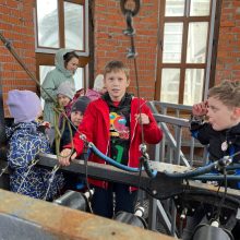 Воспитанники воскресной школы храма Успения Пресвятой Богородицы в Останкине познакомились с колокольней храма