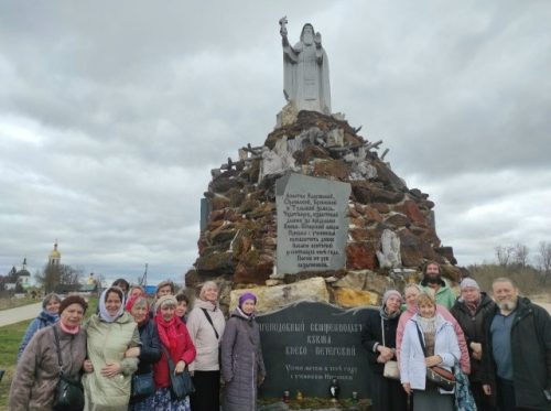 На Светлой седмице прихожане храма иконы Божией Матери «Неопалимая Купина» в Отрадном совершили паломничество по святым местам Калужской земли