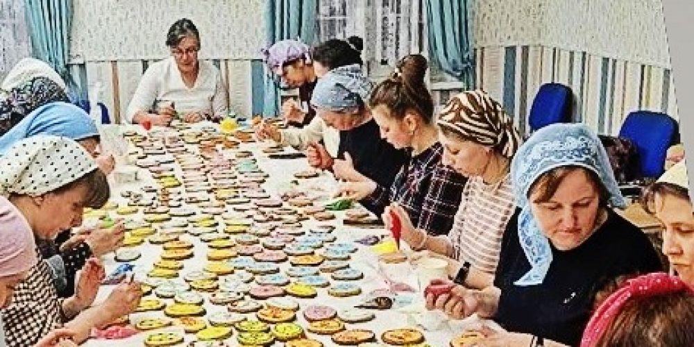 В храме святых мучеников Адриана и Наталии в Бабушкине сложилась многолетняя традиция пряничного дела