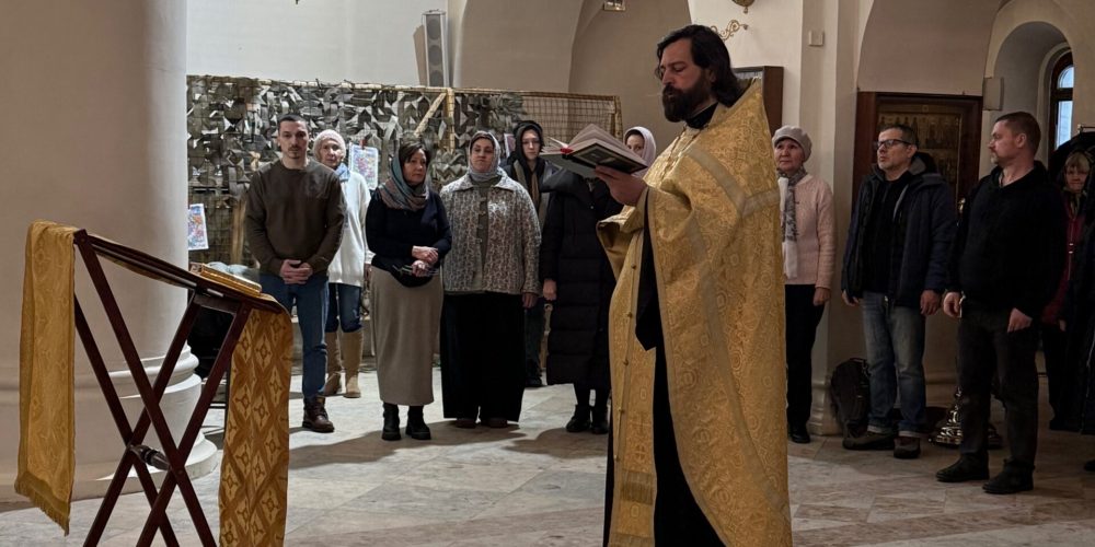 Настоятель храма преподобного Серафима Саровского в Раеве совершил благодарственный молебен вместе с волонтерами приходских мастерских