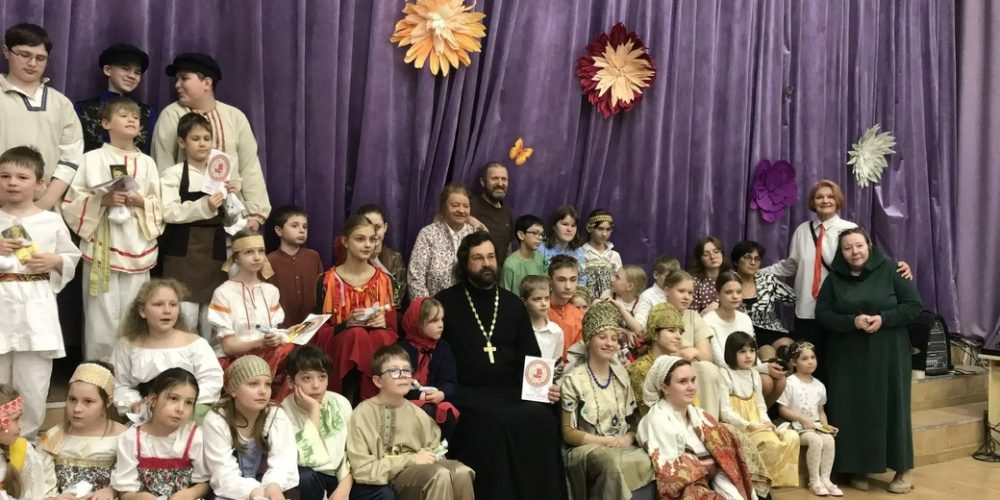 Детская театральная студия храма преподобного Серафима Саровского в Раеве представила спектакль «Аленький цветочек»