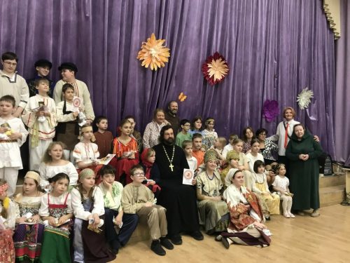 Детская театральная студия храма преподобного Серафима Саровского в Раеве представила спектакль «Аленький цветочек»