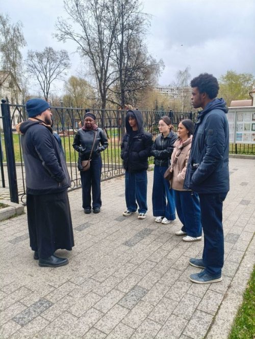 В храме иконы Божией Матери «Неопалимая Купина» в Отрадном состоялась пасхальная экскурсия для иностранных студентов