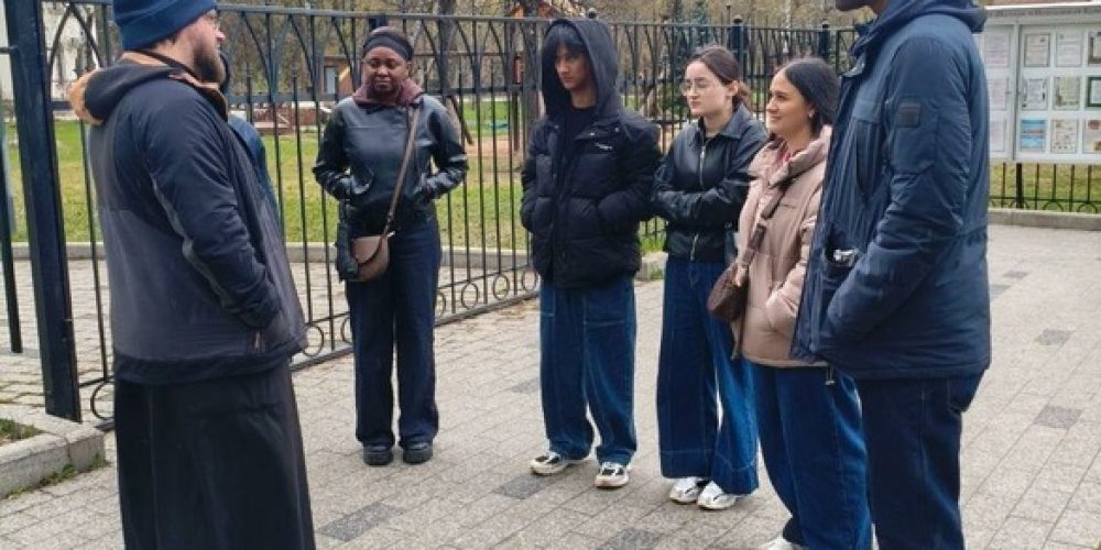 В храме иконы Божией Матери «Неопалимая Купина» в Отрадном состоялась пасхальная экскурсия для иностранных студентов