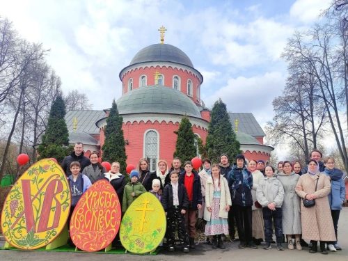 Прихожане храма святых мучеников Адриана и Наталии в Бабушкине совершили семейную паломническую поездку в Высоко-Петровский ставропигиальный мужской монастырь