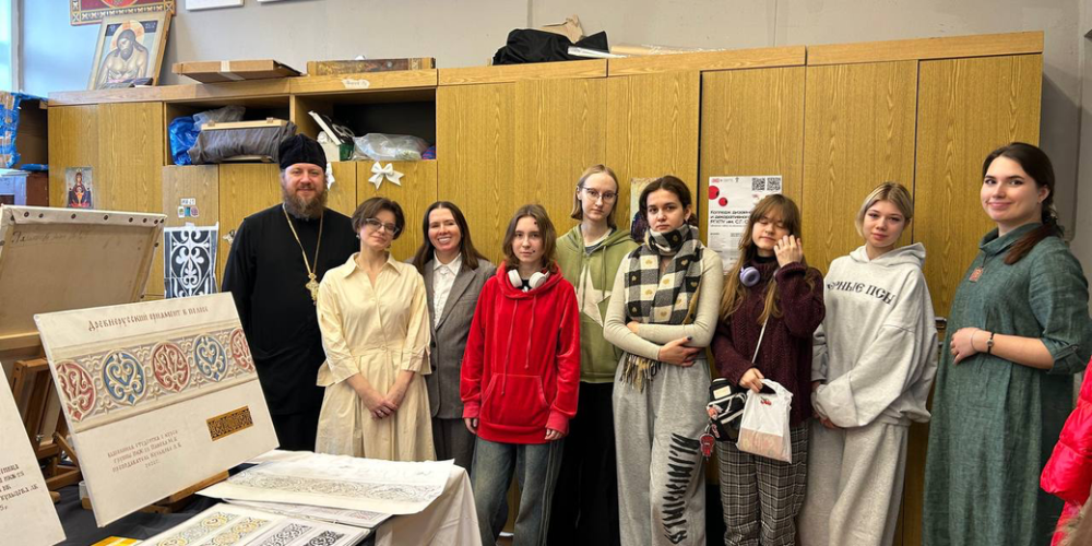 Клирик храма иконы Божией Матери «Нечаянная Радость» в Марьиной Роще поздравил с Праздником Святой Пасхи студентов и преподавателей колледжа дизайна и декоративного искусств имени С. Г. Строгонова