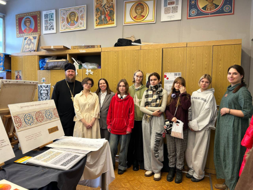 Клирик храма иконы Божией Матери «Нечаянная Радость» в Марьиной Роще поздравил с Праздником Святой Пасхи студентов и преподавателей колледжа дизайна и декоративного искусств имени С. Г. Строгонова